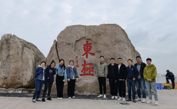 海风八万里，归来是东极